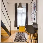 Very - Chic * Βουδαπέστη